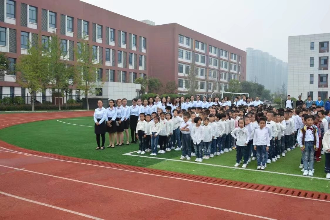 以點滴耕耘 逐卓越發展--西安灃東第六小學2017-2018學年度第一學期開學典禮_教育_網