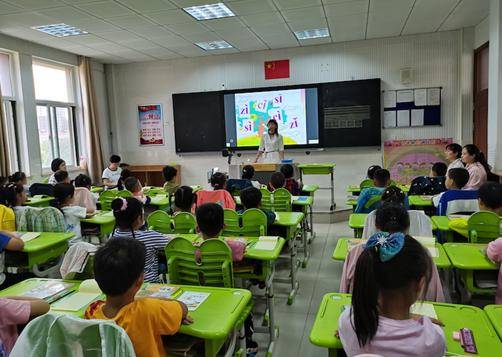 山東煙臺 第四實驗小學校長推門聽課 關注常態課堂