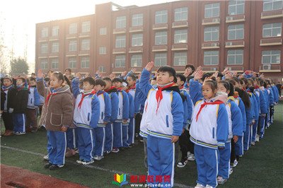 柳泉鎮(zhèn)實驗小學舉行升旗儀式暨足球比賽頒獎儀式