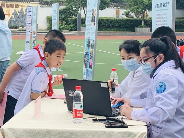 專業(yè)的皮膚測試,一對一護膚指導,經(jīng)典產(chǎn)品試用, 為大家?guī)?