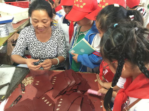 實驗小學文學社小記者參觀采訪鞋業(yè)公司