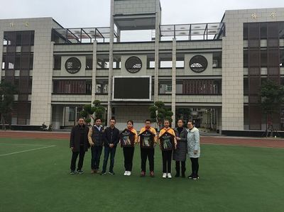 &ldquo;鳥巢書屋&rdquo;亮相校園 學生共領開學禮物