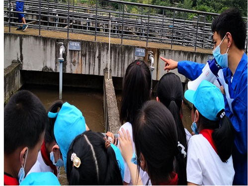 寶興縣實驗小學組織學生參觀污水處理廠