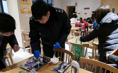 守護學生&ldquo;舌尖上的安全&rdquo; 園區食藥稽查大隊走進學校食堂