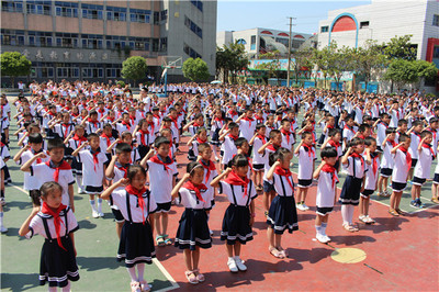 實驗小學舉行慶&ldquo;六一&rdquo;新隊員入隊儀式