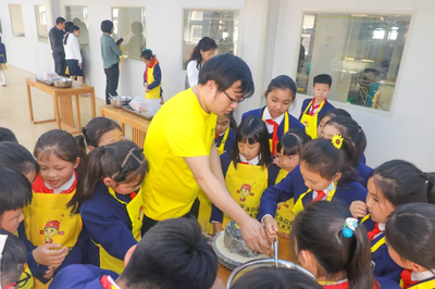 勞動初體驗，品味豆腐香——記惠濟區(qū)實驗小學與“豆狀元”的相約之旅