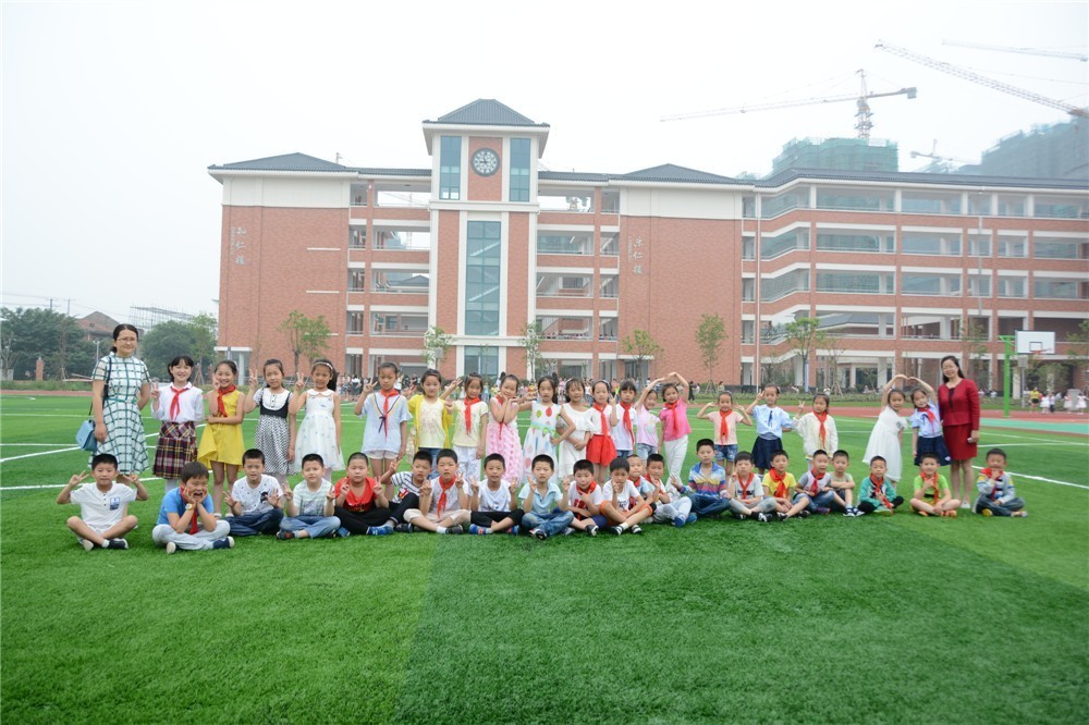 海門市第一實(shí)驗(yàn)小學(xué)圓滿竣工，學(xué)生喜看新校園